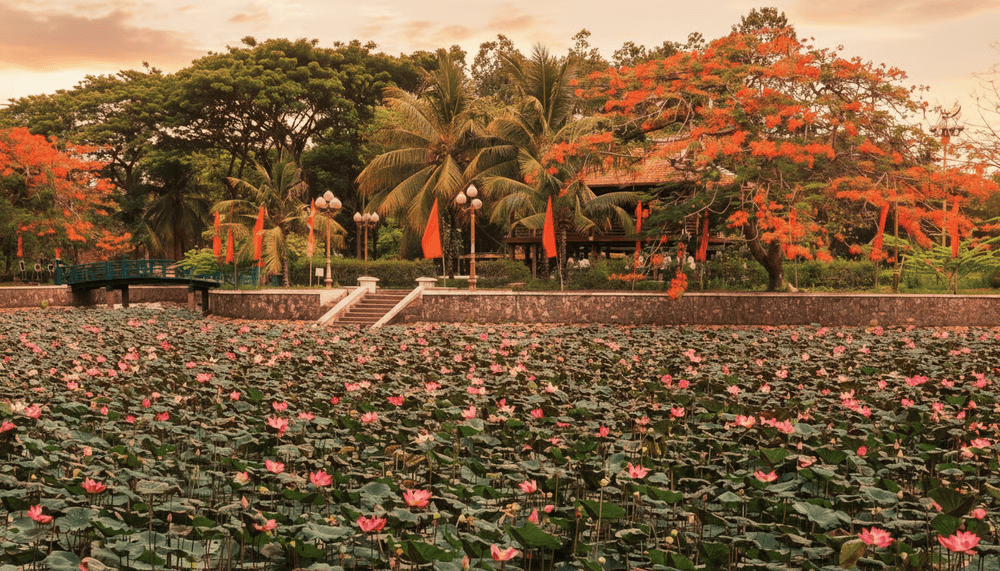 Mô hình nhà sàn và ao cá được tái hiện tại khu di tích